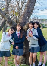 乃木坂46 5期生 写真集「あの頃、乃木坂にいた」紀伊國屋書店限定版表紙（撮影：花盛友里）