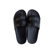 ファンクラブ限定盤Aに付属するオリジナルサンダル。