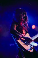 明智マヤ（Vo, G / THEティバ）（撮影：エドソウタ）