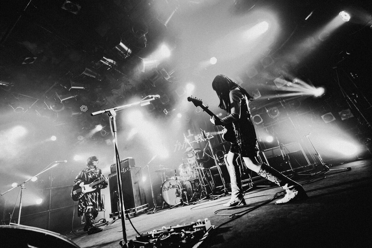 ブランデー戦記がツアー東京公演でTHEティバと激突、満員の渋谷クアトロで語ったバンドの展望