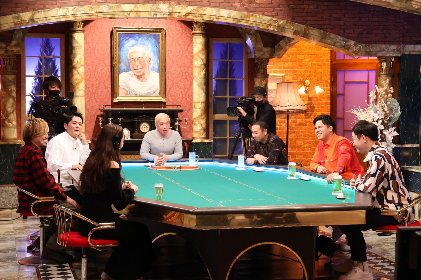 左手前から時計回りに藤田ニコル、TAKUMA、ノブ、松本人志、大悟、木村昴、西堀亮。(c)フジテレビ