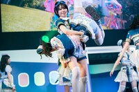 神田ジュナを持ち上げる隈本茉莉奈。