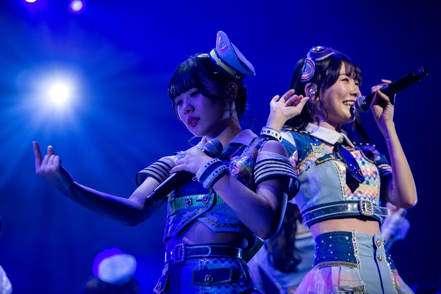 左から的場華鈴、鶴見萌。