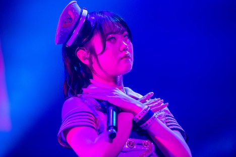 白目を剥く山崎夏菜。