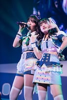 左から鶴見萌、蛭田愛梨。