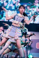 寄り目でポーズを決める中村朱里。