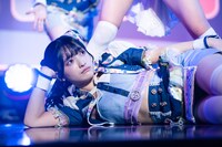 寝そべる蛭田愛梨。