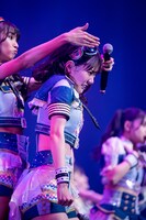 背後に迫る清水理子（左）、険しい表情の鶴見萌（右）。