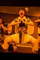 「レベルアップ！」の振付で限界寸前の的場華鈴。