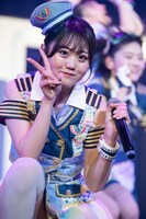 カメラ目線の山崎夏菜。