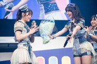 鶴見萌から花束を受け取る山崎夏菜。