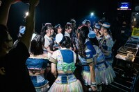 円陣を組む虹コン。