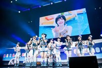 スクリーンに映る大塚望由。