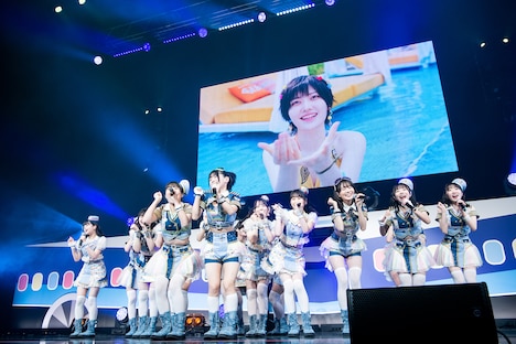 スクリーンに映る大塚望由。