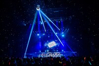 ミラーボールに照らされながら歌う虹のコンキスタドール。