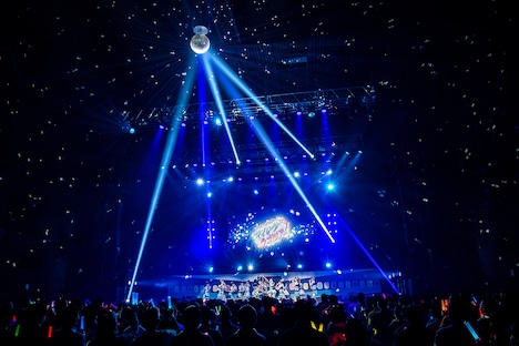 ミラーボールに照らされながら歌う虹のコンキスタドール。