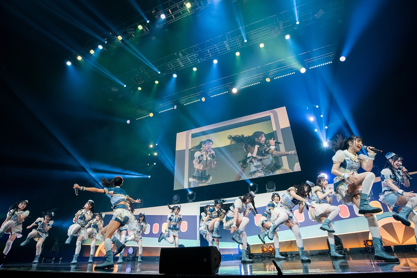 新曲「レベルアップ！」を披露する虹コン。