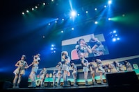 新曲「レベルアップ！」を披露する虹コン。