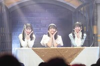 「お姉さんじゃダメですか？」を披露する高橋舞、市原愛弓、山田杏佳。(c)YOANI / ソニー・ミュージックレーベルズ