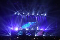 「真夜中マーメイド」を披露する逢田珠里依と小澤愛実。(c)YOANI / ソニー・ミュージックレーベルズ