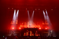 「知らんけど」を披露する江角怜音、藤沢莉子、村山結香。(c)YOANI / ソニー・ミュージックレーベルズ