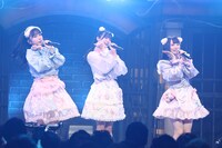 「ウルトラレアキッス」を披露する天野香乃愛、大信田美月、山野愛月。(c)YOANI / ソニー・ミュージックレーベルズ