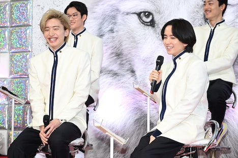 笑顔を浮かべる道枝駿佑と板垣李光人。