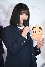 “バズる動画”作りに挑戦する吉川愛。