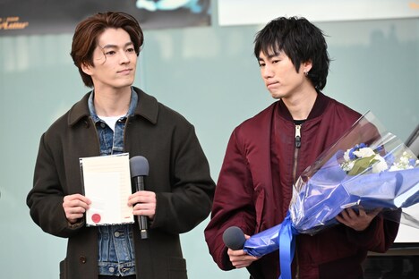 矢部昌暉（G, Cho）と泉大智（Dr）。