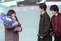 大きな「いってらっしゃい！」の声で当選者を送り出す矢部昌暉（中央）。