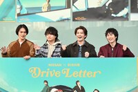 報道陣からの「ドライブポーズで！」という指示に即座に応える矢部昌暉（右から2番目）と、パネルが倒れないよう押さえる北村匠海、橘柊生、泉大智（左から）。