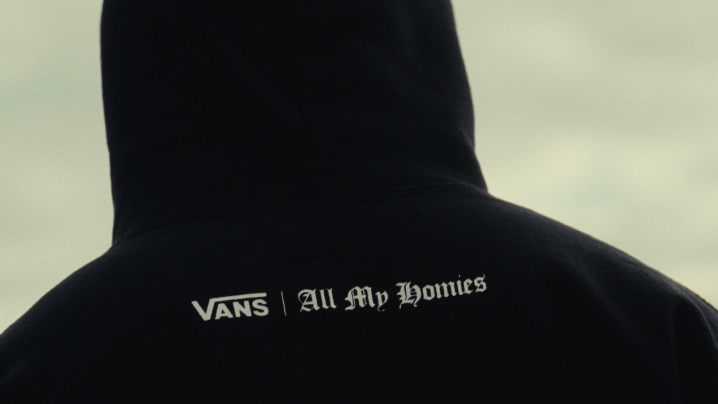All My HomiesとVANSのコラボレーションコレクションよりフーディ。