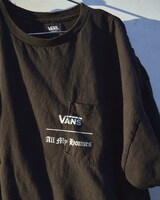 All My HomiesとVANSのコラボレーションコレクションよりロゴTシャツ。