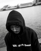 All My HomiesとVANSのコラボレーションコレクションよりフーディを着用したZORN。