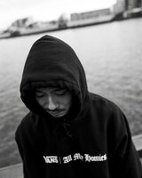 All My HomiesとVANSのコラボレーションコレクションよりフーディを着用したZORN。