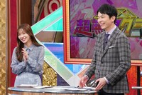 左から指原莉乃、濱家隆一（かまいたち）。 (c)日本テレビ