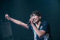 スカイブルーのネイルをアピールする天沢璃人。