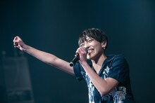 スカイブルーのネイルをアピールする天沢璃人。