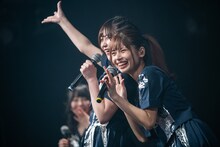 自己紹介に空野青空を巻き込む鹿目凛（右）。