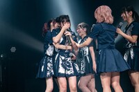 突然泣き出す高咲陽菜（中央）。