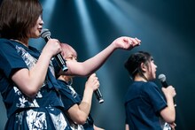 「時間だ」と何も巻いていない腕を見る空野青空。