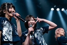 観客にアピールする空野青空。