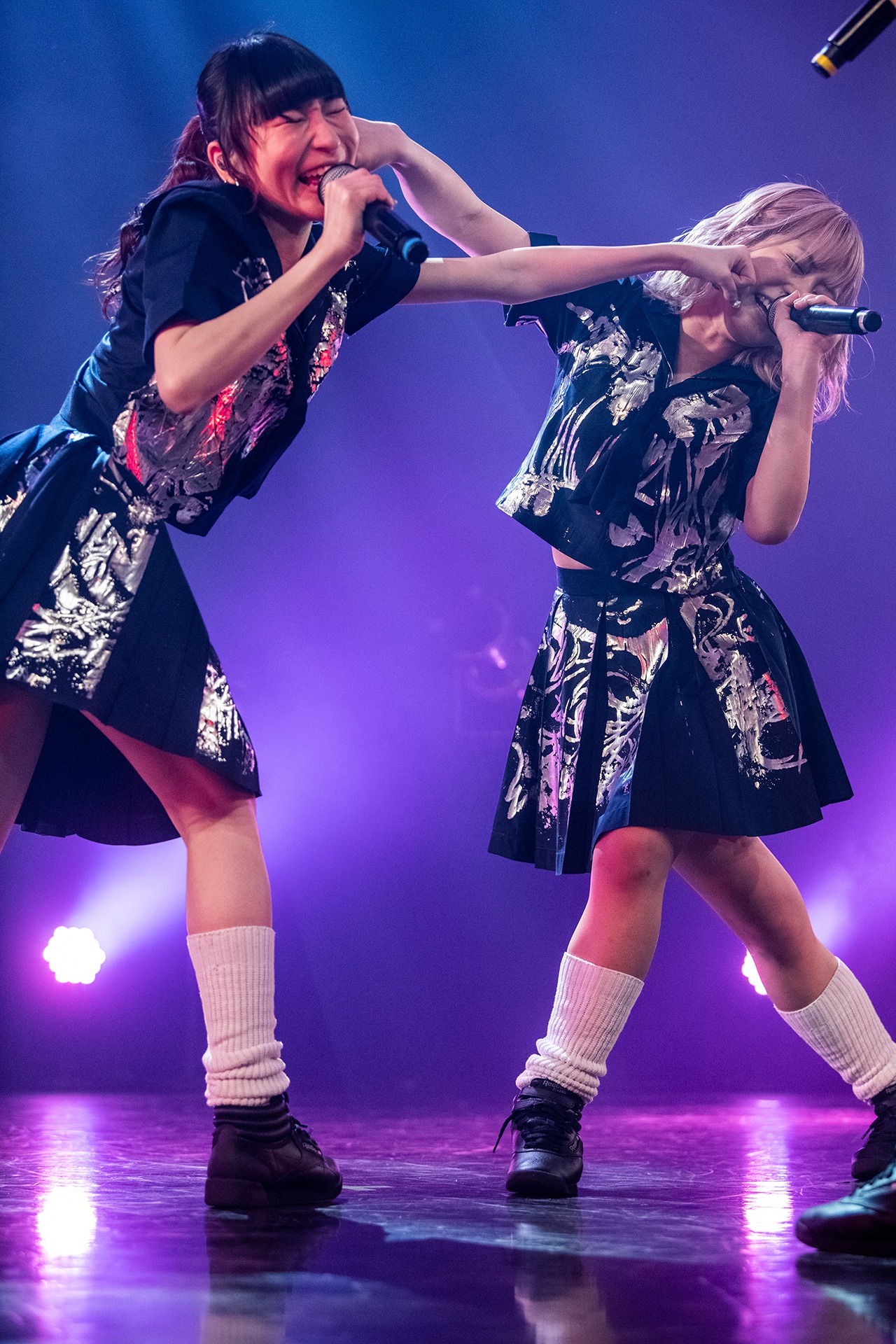 殴り合う藤咲彩音（左）と小鳩りあ（右）。