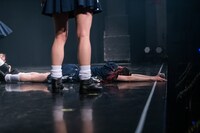 寝そべる藤咲彩音。