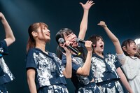 ツアーを発表する古川未鈴（中央）。