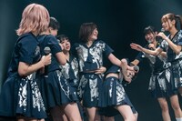 ARCANA PROJECTと一緒にステージからハケようとして止められる空野青空（でんぱ組.inc / ARCANA PROJECT）。