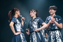 鹿目凛（左）に近付く空野青空（中央）。