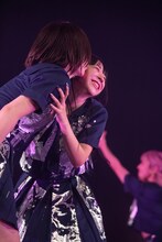 高咲陽菜（右）の頬にキスする空野青空（左）。