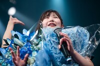 花束に埋もれる空野青空。