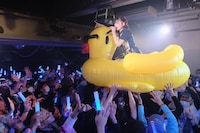 アヒルのボートでフロアに飛び込む空野青空。（撮影：YGQ）